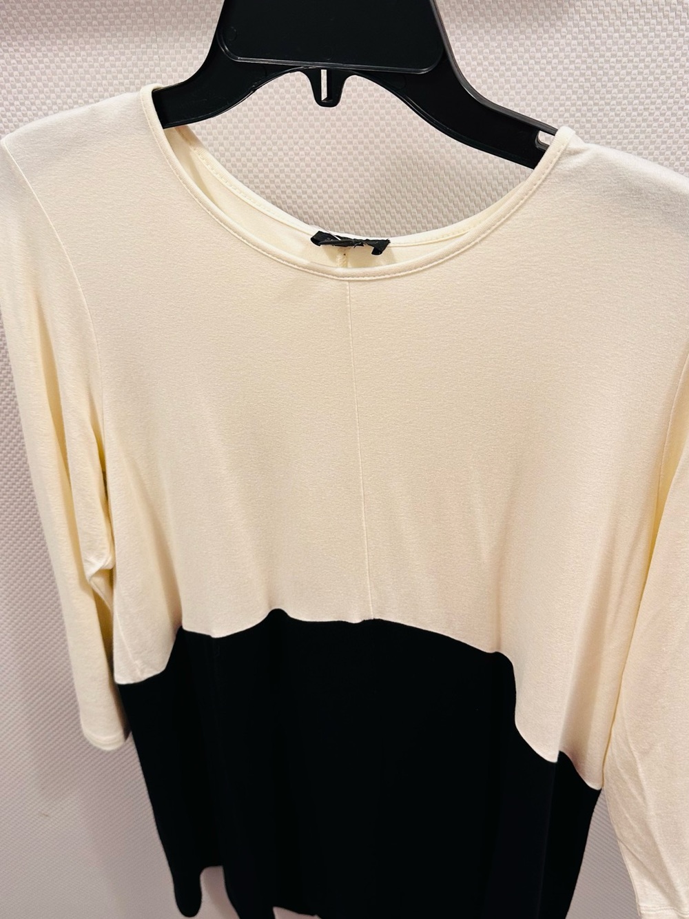 J Jill Colorblock Cream and Black Women’s Top - Picture 3 of 12
